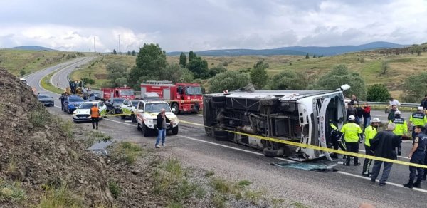 Türkiyədə mikroavtobus aşdı: 2 ölü, 15 yaralı