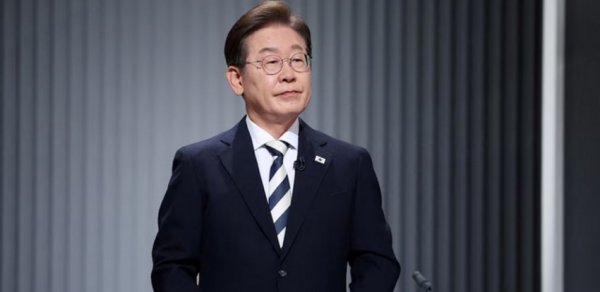 Cənubi Koreyada prezident seçkilərində müxalifət nümayəndəsi liderdir
