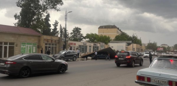 Sabirabadda güclü külək tikilinin damını avtomobilin üstünə aşırıb