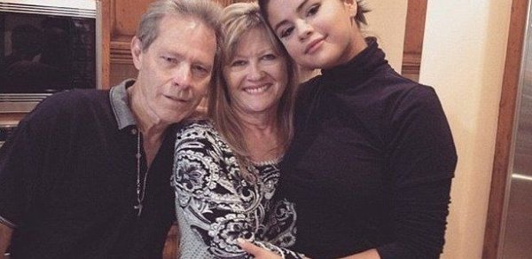 Selena Qomez toyunda ilk rəqsi babası ilə edəcək