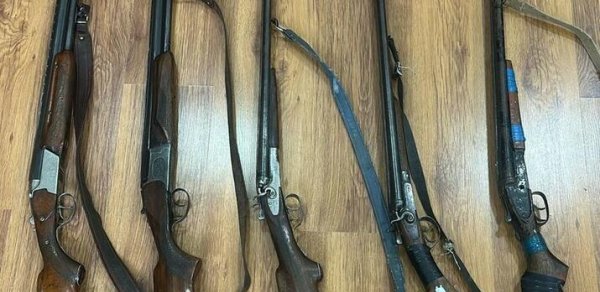 Şirvanda qanunsuz saxlanılan silahlar polisə təhvil verilib