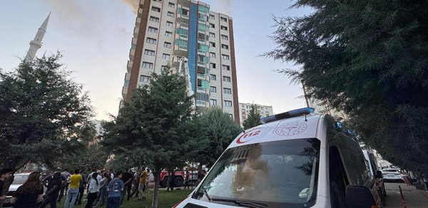 Türkiyədə çoxmərtəbəli bina yanır - 23 nəfər xəstəxanaya yerləşdirildi