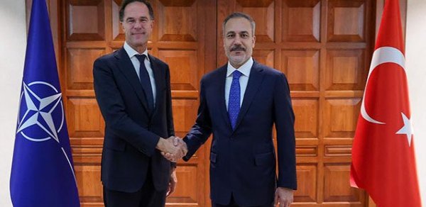 Fidan və Rutte Ukrayna-Rusiya müharibəsinə dair müzakirə aparıb