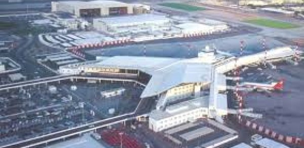 Küveytdə hava limanında sərnişinlər bomba təhlükəsi ilə təxliyə edilib
