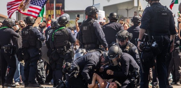 Los-Ancelesdə qeyri-qanuni mühacirlərin aksiyaları davam edir: 2 polis yaralanıb, 56 nəfər saxlanılıb