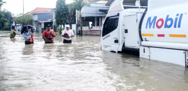 İndoneziyada güclü yağışlar daşqınlara səbəb oldu