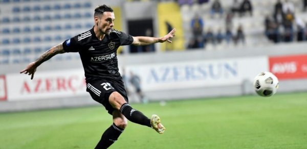Daha bir futbolçu "Qarabağ"la vidalaşıb