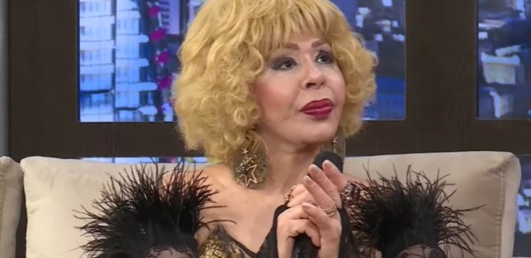 Geyimini tənqid edən aparıcıya sərt cavab verdi