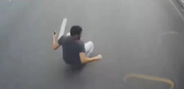 Avtobusun qarşısına qəfil çıxan piyada öldü - Video