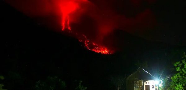 İndoneziyada vulkan püskürüb, tüstü 11 kilometrə qalxıb