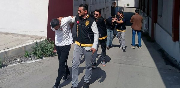 Qapıda gözləyən şəxsi düşməni zənn edərək səhvən ÖLDÜRDÜ