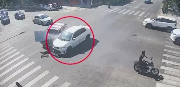 Övladı ilə yolu keçən ana dəhşət yaşadı - VİDEO