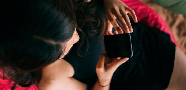 Bakıda ata gizli telefon işlədən qızını öldürdü
