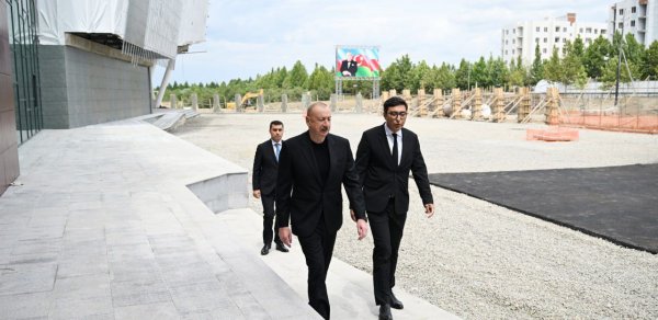 İlham Əliyev Yevlax Olimpiya İdman Kompleksində görülmüş işlərlə tanış olub