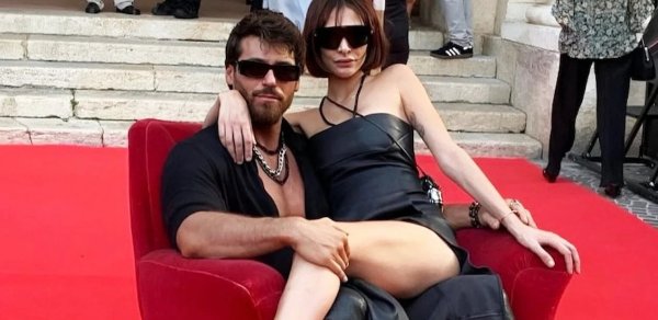 Can Yaman qırmızı xalıda DJ sevgilisi ilə - FOTO