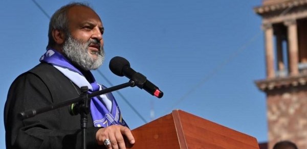 Baqrat Qalstanyanın hakimiyyəti ələ keçirmə cəhdi ilə bağlı səs yazıları dərc edilib