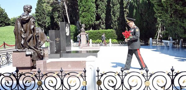 Müdafiə naziri Fəxri Xiyabanda və Zəfər parkında olub