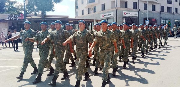 Silahlı Qüvvələr Günündə hərbi orkestrlərin müşayiəti ilə yürüşlər keçirildi