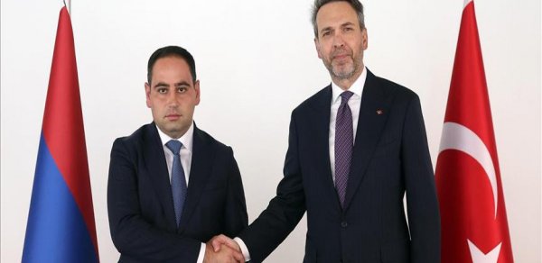 Türkiyə və Ermənistan nazirləri görüşüb