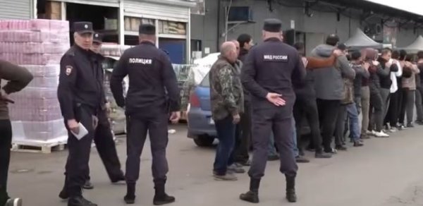 OMON Voronejdə azərbaycanlılara qarşı hücuma başladı - VİDEO