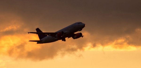 İzmir hava limanı uçuşları dayandırdı