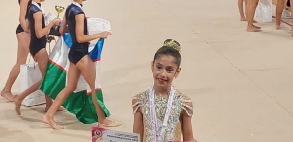 10 yaşlı gimnast "Sarı gəlin"in sədaları altında uğur qazandı