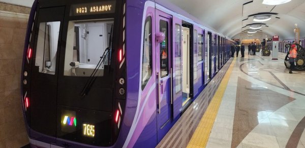 Bakı Metropolitenində reklam lövhələri narazılığa səbəb oldu - FOTO