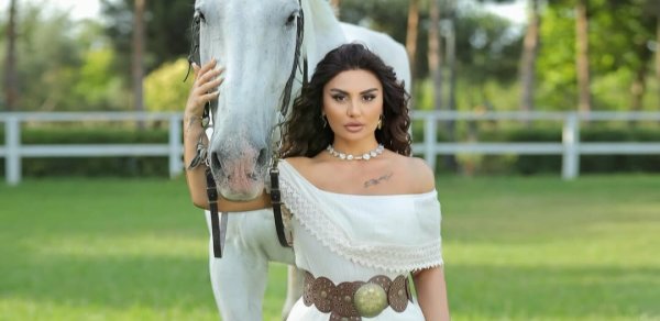 Şəbnəm Tovuzlu at ilə kamera qarşısına keçdi