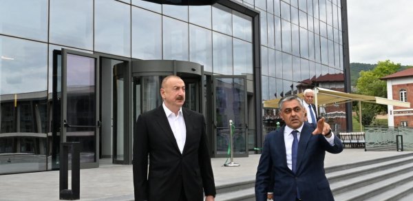 İlham Əliyev “Xankəndi” Biznes Mərkəzinin açılışında iştirak edib