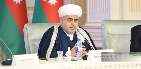 Allahşükür Paşazadə Aşura günü ilə bağlı keçirilən qanvermə aksiyasında iştirak edir