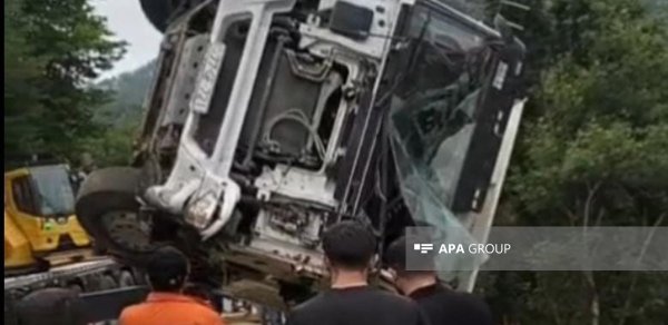 Laçında yük maşını dərəyə aşıb - FOTO