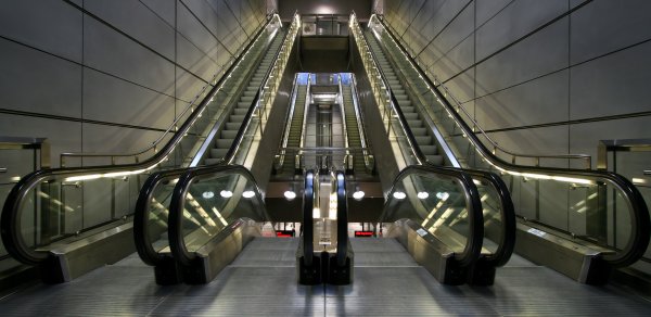 Metroda HƏYƏCANLI ANLAR: Ana və övladları ilk dəfə istifadə etdikləri eskalatordan yıxıldılar