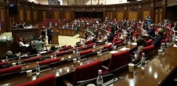 Ermənistan parlamentində vitse-spiker və deputat arasında mübahisə olub