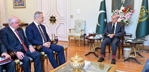 Şahbaz Şərif Hakan Fidan və Yaşar Güləri qəbul edib