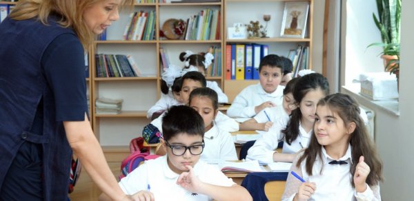 Azərbaycanda 2 000 manat və daha çox maaş alan müəllimlərin sayı açıqlanıb