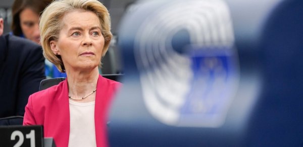 Ursula fon der Lyayen vəzifəsində qalıb
