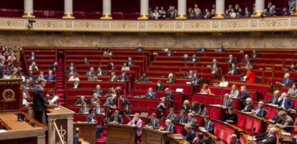 Fransa Milli Assambleyasının üç deputatı istefa verib