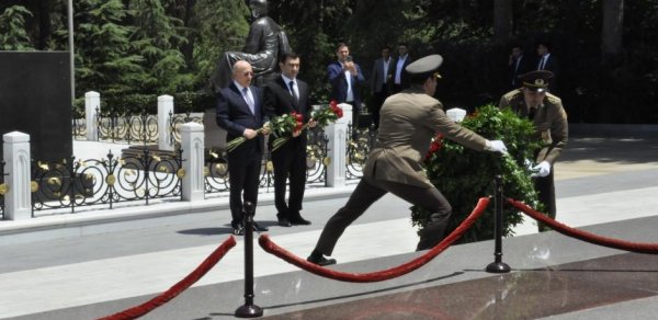 Kəmaləddin Heydərov BMMT-nin yeni Baş katibi ilə Fəxri xiyabanı ziyarət edib - FOTO