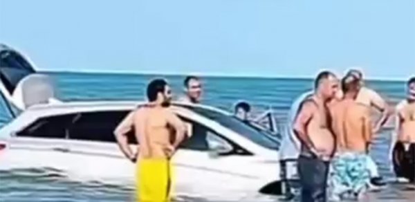 Dənizdə “tryuk” göstərmək istədi - Maşını batdı+Video