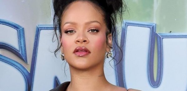 Rihanna övladları ilə qırmızı xalıda - FOTOLAR