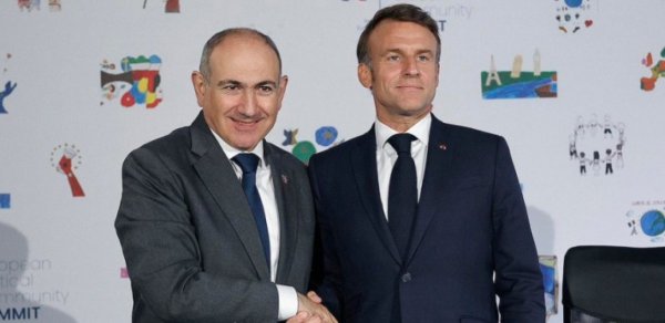 Paşinyan Parisdə Makronla görüşdü