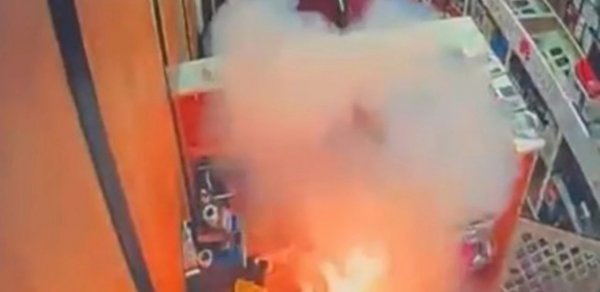 Mobil telefonun batareyası bir anda partladı - VİDEO