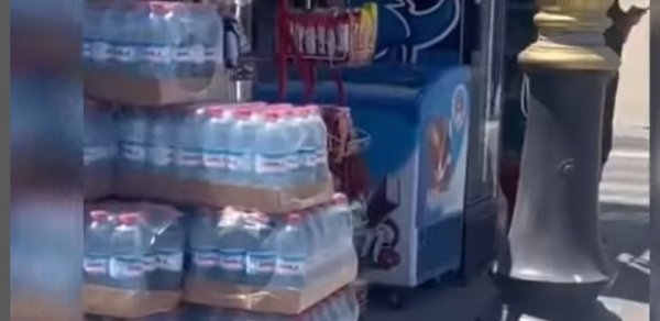 Bakıda bəzi ticarət köşkləri sakinlərin hərəkətinə maneə yaradır - VİDEO