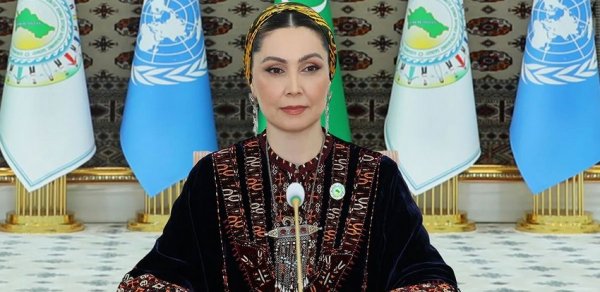 Qurbanqulu Berdiməhəmmədovun qızı Bakı Kitab Mərkəzində olub