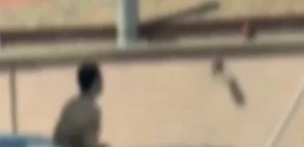 Bakıda gənc oğlan lüt soyunub küçədə gəzdi