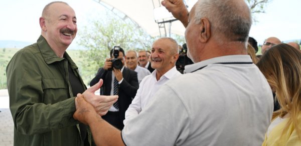 Prezident Xocalının Xanyurdu kəndində bir qrup sakinlə görüşdü - FOTO