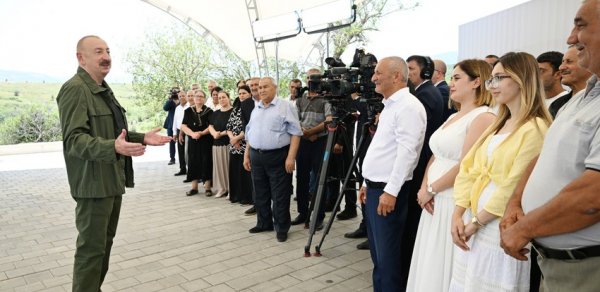 İlham Əliyev Xanyurdu kənd sakininə: Daha heç kim bizi bu yerlərdən çıxara bilməz