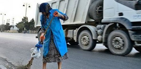 Azərbaycanda avtomobil 67 yaşlı süpürgəçi qadını vurdu
