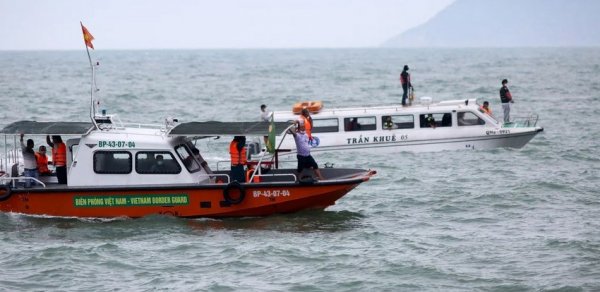 Vyetnamda turist gəmisi aşıb,18 nəfər öldü