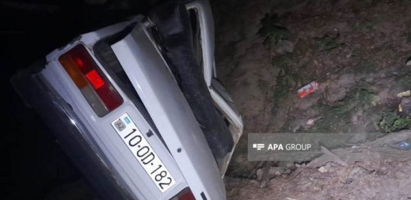 Lənkəranda avtomobil dərəyə aşıb, xəsarət alanlar var